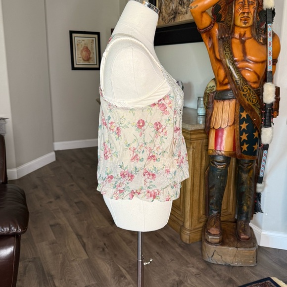 Mine Ivory Floral top with braided strap and lace accents. Size medium - Picture 7 of 12